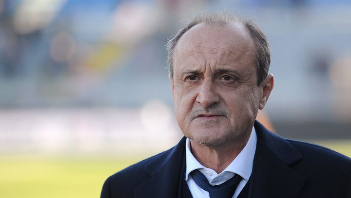 NOVARA, ITALY - JANUARY 08:  ACF Fiorentina head coach Dellio Rossi looks on prior to the Serie A match between Novara Calcio and ACF Fiorentina at Silvio Piola Stadium on January 8, 2012 in Novara, Italy.  (Photo by Valerio Pennicino/Getty Images) 