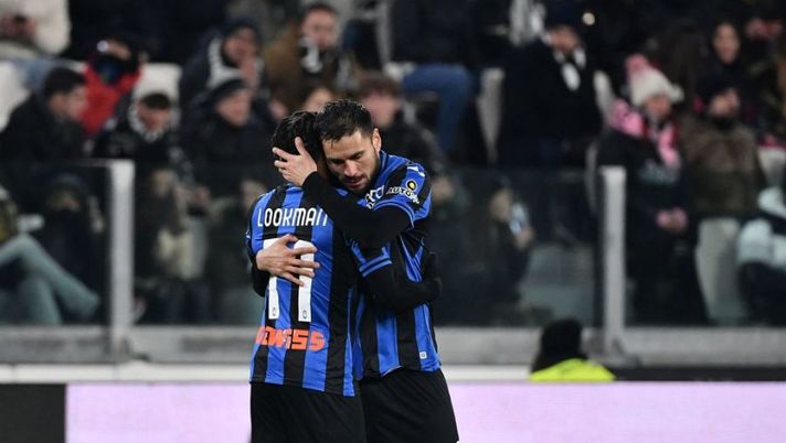 Atalanta's British midfielder Ademola Lookman (L) celebrates with Atalanta's Argentinian defender Jose Luis Palomino after scoring the opening goal during the Italian Serie A football match between Juventus and Atalanta at the Juventus Stadium in Turin, on January 22, 2023. (Photo by Isabella BONOTTO / AFP) (Photo by ISABELLA BONOTTO/AFP via Getty Images) ULTIM’ORA – L’esito degli esami per Palomino: ecco quanto sta fuori! Le ultime su Zapata - immagine 1
