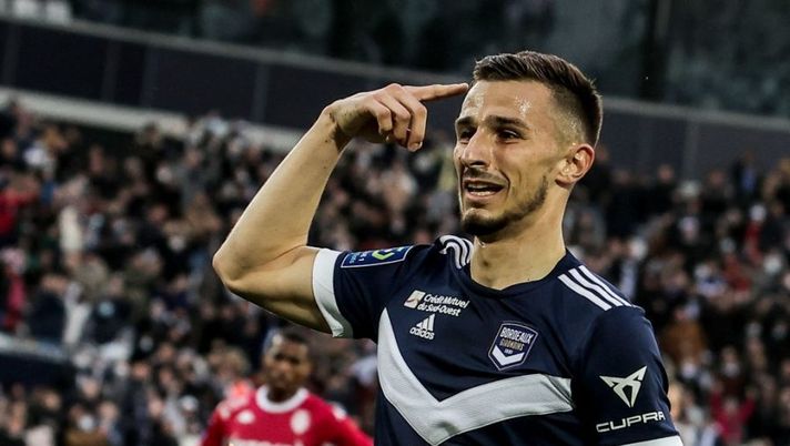 Bordeaux's French forward Remi Oudin celebrates after scoring a goal score during the French L1 football match between Bordeaux and Monaco at the Matmut stadium in Bordeaux on February 20, 2022. (Photo by Thibaud MORITZ / AFP) (Photo by THIBAUD MORITZ/AFP via Getty Images) UFFICIALE – Lecce, preso Oudin: ecco ruolo al Classic e Mantra, la gestione… - immagine 1