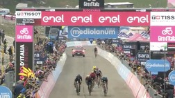 Giro d’Italia, Hindley vince allo sprint a Blockhaus