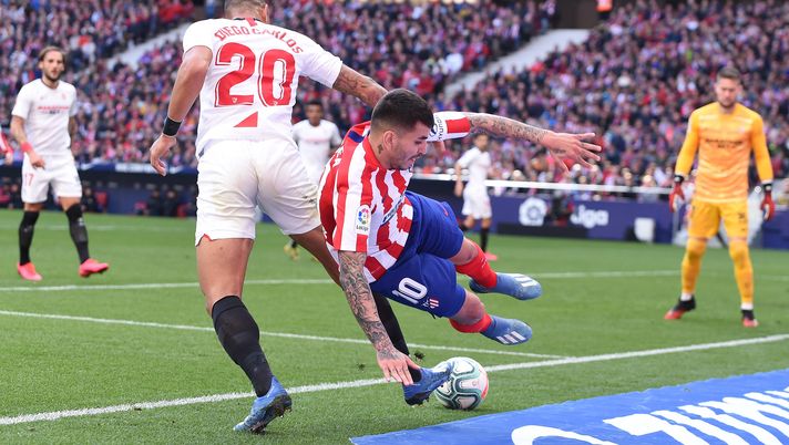 MADRID, SPAIN - MARCH 07: Ángel Correa of Atletico Madrid is tackled by Diego Carlos of Sevilla FC during the Liga match between Club Atletico de Madrid and Sevilla FC at Wanda Metropolitano on March 07, 2020 in Madrid, Spain. (Photo by Denis Doyle/Getty Images) 