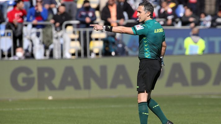 CAGLIARI, ITALY - JANUARY 23: The referee during the Serie A match between Cagliari Calcio and ACF Fiorentina at Sardegna Arena on January 23, 2022 in Cagliari, Italy. (Photo by Enrico Locci/Getty Images) La moViola: dubbi sul secondo rigore, rosso eccessivo per Odriozola - immagine 1