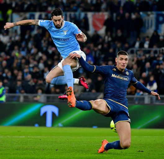 ROME, ITALY - JANUARY 29: Luis Alberto of SS Lazio compete for the ball with Nikola Milenkovic of ACF Fiorentina during the Serie A match between SS Lazio and ACF Fiorentina at Stadio Olimpico on January 29, 2023 in Rome, Italy. (Photo by Marco Rosi - SS Lazio/Getty Images) Luis Alberto: “Fiorentina? Una delle poche con un tipo di calcio europeo”- immagine 2