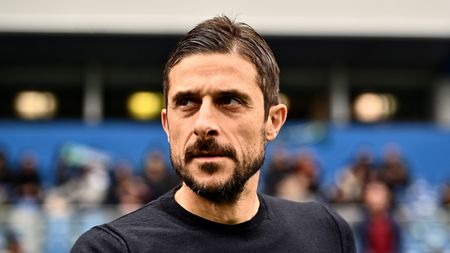 REGGIO NELL'EMILIA, ITALY - JANUARY 04: Alessio Dionisi head coach of US Sassuolo looks on during the Serie A match between US Sassuolo and UC Sampdoria at Mapei Stadium - Citta' del Tricolore on January 04, 2023 in Reggio nell'Emilia, Italy. (Photo by Alessandro Sabattini/Getty Images) Dionisi