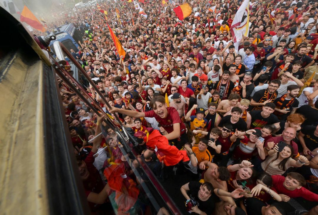 Roma, il popolo giallorosso in festa visto dal pullman della squadra – FOTO GALLERY - immagine 74