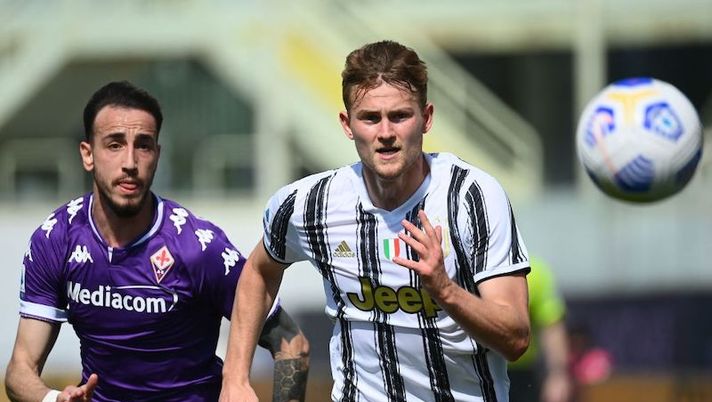 Juventus' Dutch defender Matthijs De Ligt (R) and Fiorentina's Italian midfielder Gaetano Castrovilli go for the ball during the Italian Serie A football match Fiorentina vs Juventus on April 25, 2021 at the Artemio-Franchi stadium in Florence. (Photo by Vincenzo PINTO / AFP) (Photo by VINCENZO PINTO/AFP via Getty Images) De Ligt: “Tanti alti e bassi, stagione difficile. Futuro al Barcellona? Chiedete alla Juve” - immagine 1
