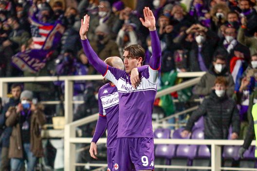 GERMOGLI PH: 17 GENNAIO 2022 FIRENZE STADIO ARTEMIO FRANCHI CAMPIONATO SERIE A TIM 2021/2022 FIORENTINA VS GENOA NELLA FOTO VLAHOVIC SALUTA GERMOGLI PH: 17 GENNAIO 2022 FIRENZE STADIO ARTEMIO FRANCHI CAMPIONATO SERIE A TIM 2021/2022 FIORENTINA VS GENOA NELLA FOTO VLAHOVIC SALUTA