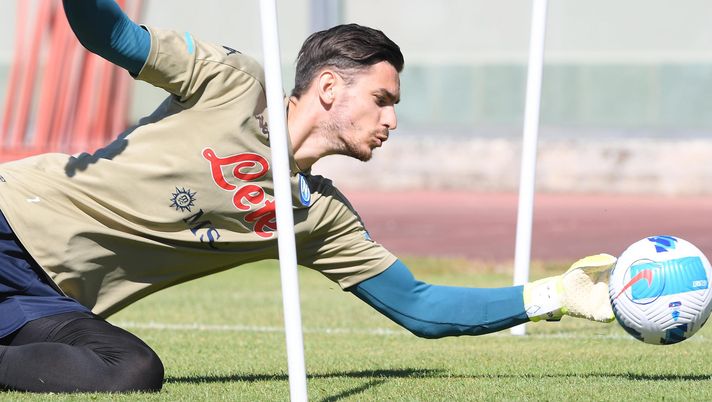 CASTEL DI SANGRO, ITALY - AUGUST 07: Alex Meret of Napoli during an SSC Napoli training session on August 07, 2021 in Castel di Sangro, Italy. (Photo by SSC NAPOLI/SSC NAPOLI via Getty Images) CASTEL DI SANGRO, ITALY - AUGUST 07: Alex Meret of Napoli during an SSC Napoli training session on August 07, 2021 in Castel di Sangro, Italy. (Photo by SSC NAPOLI/SSC NAPOLI via Getty Images)