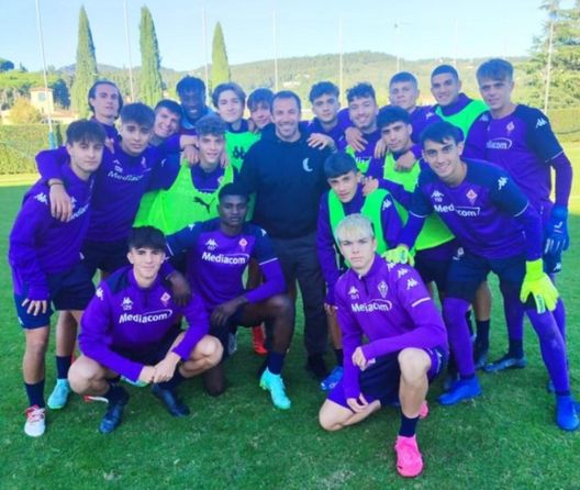 FOTO – Niente ostilità per le bandiere: l’Under 18 Viola posa con Del Piero- immagine 2