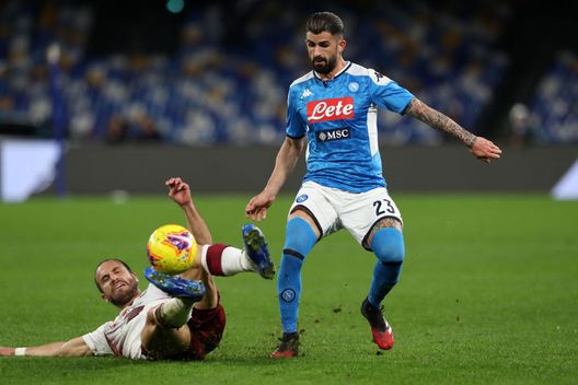  NAPLES, ITALY - FEBRUARY 29: Lorenzo De Silvestri of Torino FC vies with Elseid Hysaj of SSC Napoli during the Serie A match between SSC Napoli and Torino FC at Stadio San Paolo on February 29, 2020 in Naples, Italy. (Photo by Francesco Pecoraro/Getty Images) 