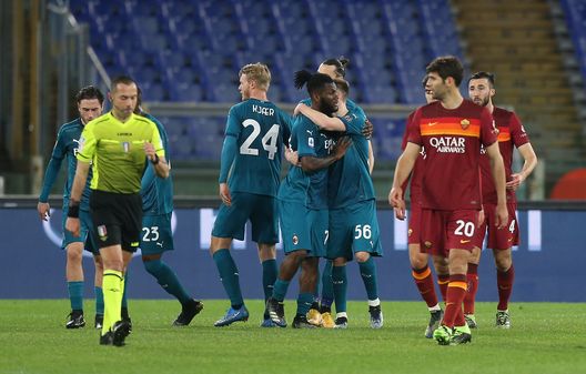 Fazio protesta con l'arbitro Guida mentre il Milan esulta per il goal segnato da Kessie su rigore Fazio protesta con l'arbitro Guida mentre il Milan esulta per il goal segnato da Kessie su rigore
