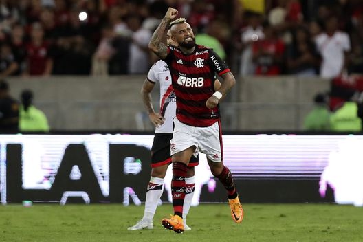 RIO DE JANEIRO, BRAZIL - JULY 30: Arturo Vidal of Flamengo celebrates after scoring the third goal of his team during a match between Flamengo and Atletico Goianiense as part of Brasileirao 2022 at Maracana Stadium on July 30, 2022 in Rio de Janeiro, Brazil. (Photo by Buda Mendes/Getty Images) Dramma Vidal, trovato morto il padre nel centro equestre: Arturo rimane in Brasile - immagine 1