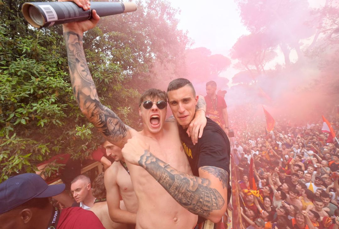 Roma, il popolo giallorosso in festa visto dal pullman della squadra – FOTO GALLERY - immagine 59