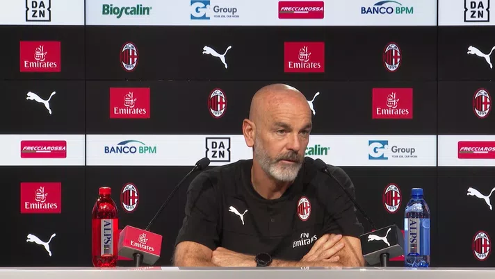 Il tecnico del Milan, Stefano Pioli, in conferenza stampa da Milanello
