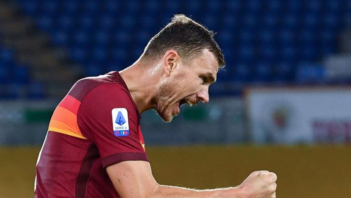 Roma's Bosnian forward Edin Dzeko celebrates after scoring a goal during the Italian Serie A football match AS Roma vs Benevento on October 18, 2020 at Olympic stadium in Rome. (Photo by Tiziana FABI / AFP) (Photo by TIZIANA FABI/AFP via Getty Images) Roma, via libera dopo gli esami: Dzeko sorride, i fantallenatori lo aspettano - immagine 1