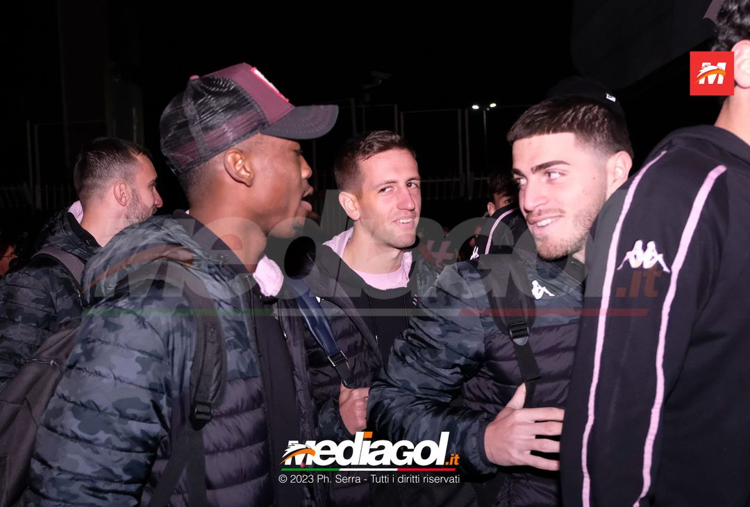 FOTO Ascoli-Palermo, i rosanero in partenza dallo stadio “Renzo Barbera” (Gallery) - immagine 25