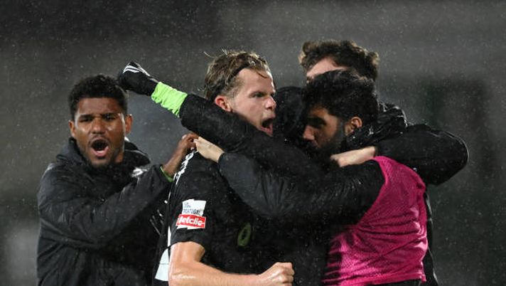 Sporting Lisbon's Danish midfielder #42 Morten Hjulmand celebrates with teammates scoring his team's first goal during the Portuguese League football match between Rio Ave FC and Sporting CP at the Rio Ave FC - Dos Arcos stadium in Vila do Conde, on February 25, 2024. (Photo by MIGUEL RIOPA / AFP) (Photo by MIGUEL RIOPA/AFP via Getty Images) Ex Serie A – Guaio Ayhan, Romero che show! E Joe Hart…- immagine 2