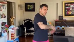 VIDEO / Bobo Vieri sfila con un outfit assurdo, Costanza: “Ma dove vai vestito così?”