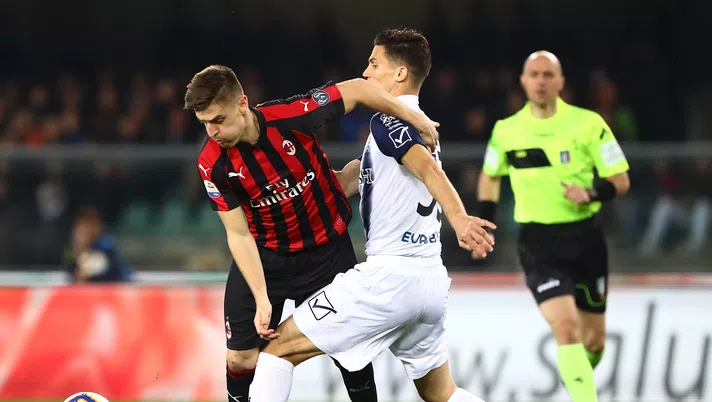 Krzysztof Piatek marcato da Marco Andreolli in Chievo-Milan (credits: GETTY Images)