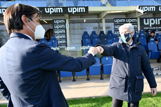 BERGAMO, ITALY - JANUARY 31: SS Lazio head coach Simone Inzaghi and Atalanta BC head coach Giampiero Gasperini bump fists during the Serie A match between Atalanta BC and SS Lazio at Gewiss Stadium on January 31, 2021 in Bergamo, Italy. (Photo by Marco Rosi - SS Lazio/Getty Images) Gasperini, la bestia… nerazzurra di Simone Inzaghi - immagine 1