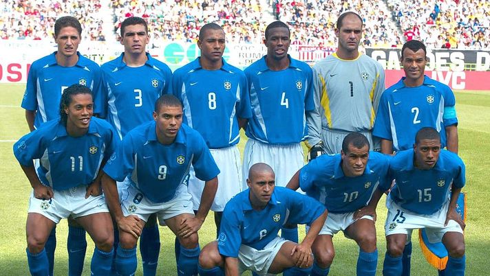 SHIZUOKA, JAPAN - JUNE 21: WM 2002 in JAPAN und KOREA, Shizuoka; Match 57/VIERTELFINALE/ENGLAND - BRASILIEN (ENG - BRA) 1:2; hintere Reihe v.li.: EDMILSON, LUCIO, Gilberto SILVA, ROQUE JUNIOR, TORWART MARCUS, CAFU; vordere Reihe v.li.: RONALDINHO, RONALDO, Roberto CARLOS, RIVALDO, KLEBERSON/BRA TEAM/MANNSCHAFT (Photo by Martin Rose/Bongarts/Getty Images) SHIZUOKA, JAPAN - JUNE 21: WM 2002 in JAPAN und KOREA, Shizuoka; Match 57/VIERTELFINALE/ENGLAND - BRASILIEN (ENG - BRA) 1:2; hintere Reihe v.li.: EDMILSON, LUCIO, Gilberto SILVA, ROQUE JUNIOR, TORWART MARCUS, CAFU; vordere Reihe v.li.: RONALDINHO, RONALDO, Roberto CARLOS, RIVALDO, KLEBERSON/BRA TEAM/MANNSCHAFT (Photo by Martin Rose/Bongarts/Getty Images)