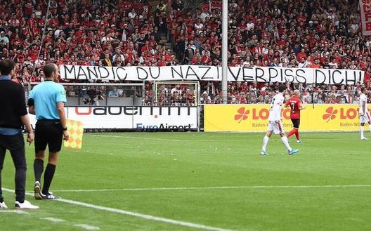 Lo striscione "incriminato", fino ad un certo punto... Lo striscione "incriminato", fino ad un certo punto...