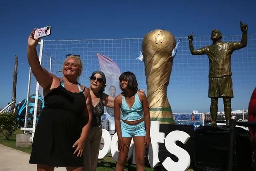 Mar del Plata, ecco la prima statua al mondo con Messi e le 3 stelle mondiali- immagine 4
