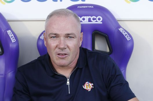 FLORENCE, ITALY - AUGUST 14: Massimiliano Alvini manager of US Cremonese looks on during the Serie A match between ACF Fiorentina and US Cremonese at Stadio Artemio Franchi on August 14, 2022 in Florence, . (Photo by Gabriele Maltinti/Getty Images) Alvini recrimina: “Al Franchi sforzi non premiati. Ma con questo Sottil è dura”- immagine 2