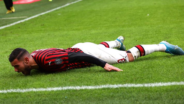 Theo Hernandez è stato il protagonista scelto dal Milan per gli scatti della propria "Dolly Parton Challenge". Theo Hernandez è stato il protagonista scelto dal Milan per gli scatti della propria "Dolly Parton Challenge".