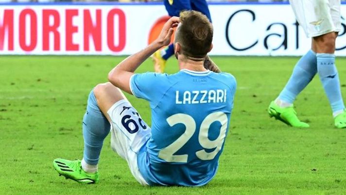 Lazios Italian defender Manuel Lazzari (L) reacts after he missed a score during the Italian Serie A football match betwen Lazio and Hellas Verona at the Olympic stadium in Rome on September 11, 2022. (Photo by Vincenzo PINTO / AFP) (Photo by VINCENZO PINTO/AFP via Getty Images) Lazzari, difficile un rientro subito dopo la sosta: cosa filtra sui tempi di recupero - immagine 1