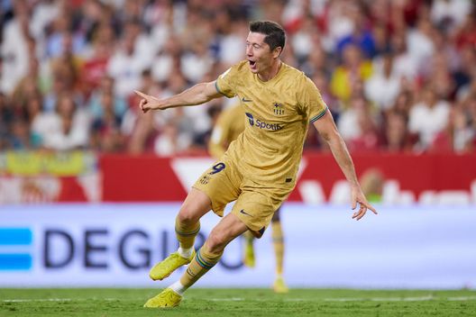 SEVILLE, SPAIN - SEPTEMBER 03: Robert Lewandowski of FC Barcelona celebrates scoring his teams second goal during the LaLiga Santander match between Sevilla FC and FC Barcelona at Estadio Ramon Sanchez Pizjuan on September 03, 2022 in Seville, Spain. (Photo by Fran Santiago/Getty Images) Lewandowski infrange il tabù: finalmente in gol contro il Siviglia al sesto tentativo… - immagine 1