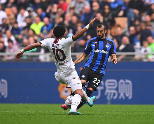 MILAN, ITALY - OCTOBER 16: Henrikh Mkhitaryan of FC Internazionale in action during the Serie A match between FC Internazionale and Salernitana at Stadio Giuseppe Meazza on October 16, 2022 in Milan, Italy. (Photo by Mattia Ozbot - Inter/Inter via Getty Images) Mkhitaryan: “La Fiorentina è difficile da affrontare. Tre punti importanti”- immagine 2