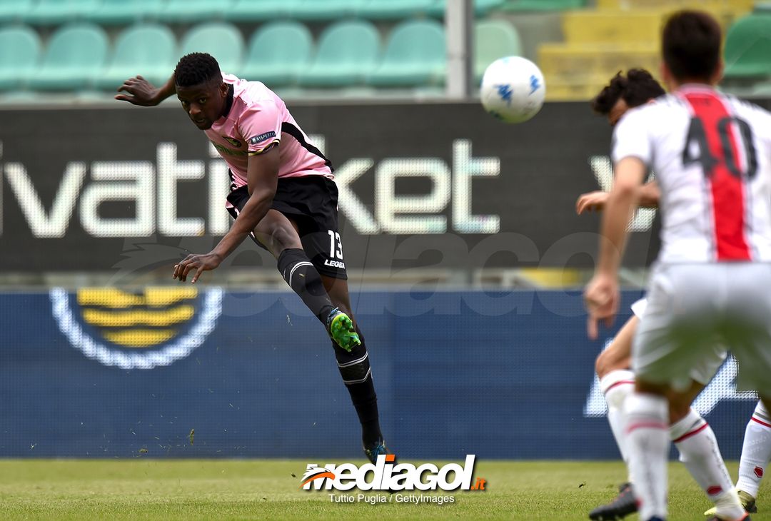  PALERMO, ITALY - APRIL 14: Eddy Gnahore of Palermo kicks the ball during the serie A match between US Citta di Palermo and US Cremonese at Stadio Renzo Barbera on April 14, 2018 in Palermo, Italy.  (Photo by Tullio M. Puglia/Getty Images) 