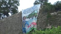 Castello di Brescia, lo striscione anti-derby contro l’Atalanta: “Mai più” – “Migliaia di morti, calcio senza valori”