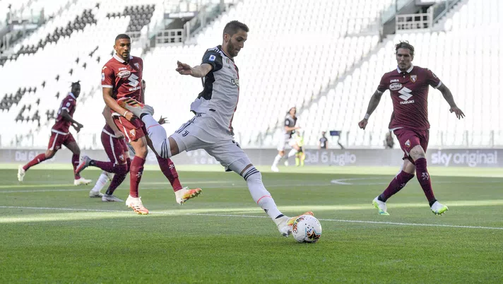 TURIN, ITALY - JULY 04: Rodrigo Bentancur of Juventus locks the ball during the Serie A match between Juventus and Torino FC at Allianz Stadium on July 04, 2020 in Turin, Italy. (Photo by Daniele Badolato - Juventus FC/Juventus FC via Getty Images)