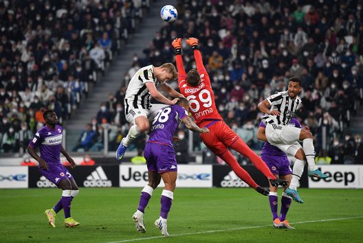 TURIN, ITALY - APRIL 20: Matthijs de Ligt of Juventus competes for the ball with Bartlomiej Dragowski of Fiorentina during the Coppa Italia Semi Final 2nd Leg match between Juventus FC v ACF Fiorentina at Allianz Stadium on April 20, 2022 in Turin, Italy. (Photo by Valerio Pennicino/Getty Images) Dragowski impara l’inglese e saluta: la Fiorentina pronta a monetizzare- immagine 2