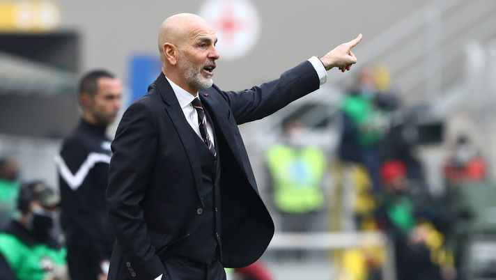 MILAN, ITALY - FEBRUARY 21: Stefano Pioli, Manager of AC Milan gives their team instructions during the Serie A match between AC Milan and FC Internazionale at Stadio Giuseppe Meazza on February 21, 2021 in Milan, Italy. Sporting stadiums around Italy remain under strict restrictions due to the Coronavirus Pandemic as Government social distancing laws prohibit fans inside venues resulting in games being played behind closed doors. (Photo by Marco Luzzani/Getty Images) MILAN, ITALY - FEBRUARY 21: Stefano Pioli, Manager of AC Milan gives their team instructions during the Serie A match between AC Milan and FC Internazionale at Stadio Giuseppe Meazza on February 21, 2021 in Milan, Italy. Sporting stadiums around Italy remain under strict restrictions due to the Coronavirus Pandemic as Government social distancing laws prohibit fans inside venues resulting in games being played behind closed doors. (Photo by Marco Luzzani/Getty Images)