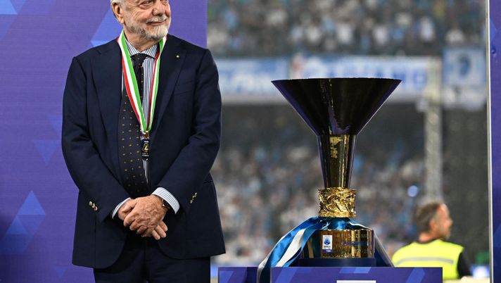 NAPLES, ITALY - JUNE 04: President of SSC Napoli, Aurelio De Laurentiis, looks on next to the Serie A trophy following the Serie A match between SSC Napoli and UC Sampdoria at Stadio Diego Armando Maradona on June 04, 2023 in Naples, Italy. (Photo by Francesco Pecoraro/Getty Images) De Laurentiis: “Nuovo allenatore, ecco la situazione e rispondo così su Italiano! Giuntoli…” - immagine 1