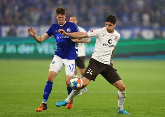 GELSENKIRCHEN, GERMANY - MAY 07: Florian Flick of FC Schalke 04 battles for possession with Igor Matanovic of St Pauli during the Second Bundesliga match between FC Schalke 04 and FC St. Pauli at Veltins Arena on May 07, 2022 in Gelsenkirchen, Germany. (Photo by Dean Mouhtaropoulos/Getty Images) Pichierri: “Grillitsch sarebbe stato un bel colpo. Ma consiglio un altro nome”- immagine 2