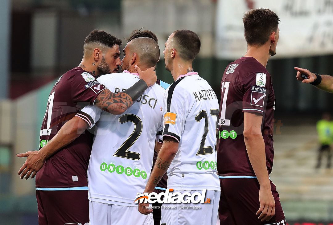  SALERNO, ITALY - AUGUST 25: Player of US Salernitana Raffaele Schiavi vies with US Citta di Palermo player Giuseppe Bellusci during the Serie B match between US Salernitana and US Citta di Palermo on August 25, 2018 in Salerno, Italy.  (Photo by Francesco Pecoraro/Getty Images) 
