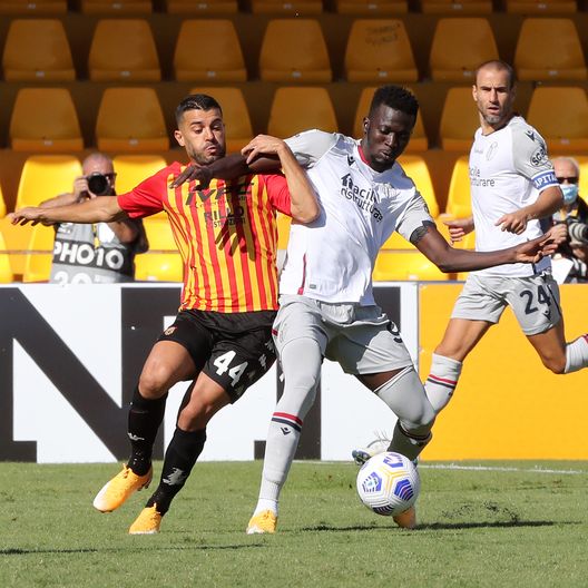 BENEVENTO, ITALY - OCTOBER 04: Musa Barrow of Bologna FC vies with Iago Falque of Benevento Calcio during the Serie A match between Benevento Calcio and Bologna FC at Stadio Ciro Vigorito on October 04, 2020 in Benevento, Italy. (Photo by Francesco Pecoraro/Getty Images) BENEVENTO, ITALY - OCTOBER 04: Musa Barrow of Bologna FC vies with Iago Falque of Benevento Calcio during the Serie A match between Benevento Calcio and Bologna FC at Stadio Ciro Vigorito on October 04, 2020 in Benevento, Italy. (Photo by Francesco Pecoraro/Getty Images)