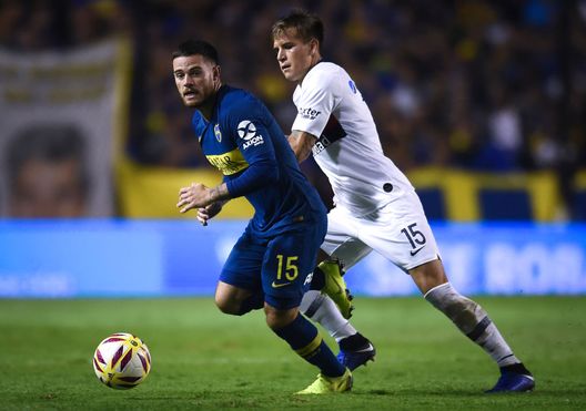 BUENOS AIRES, ARGENTINA - MARCH 09: Nahitan Nandez of Boca Juniors fights for the ball with Nicolas Reniero of San Lorenzo during a match between Boca Juniors and San Lorenzo as part of Superliga 2018/19 at Estadio Alberto J. Armando on March 9, 2019 in Buenos Aires, Argentina. (Photo by Marcelo Endelli/Getty Images) BUENOS AIRES, ARGENTINA - MARCH 09: Nahitan Nandez of Boca Juniors fights for the ball with Nicolas Reniero of San Lorenzo during a match between Boca Juniors and San Lorenzo as part of Superliga 2018/19 at Estadio Alberto J. Armando on March 9, 2019 in Buenos Aires, Argentina. (Photo by Marcelo Endelli/Getty Images)