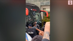 VIDEO Napoli-Milan, Leao e gli ululati razzisti prima del match: lui reagisce così