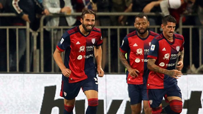 CAGLIARI, ITALY - OCTOBER 27: Leonardo Pavoletti of Cagliari celebrates his goal 1-0 during the Serie A match between Cagliari Calcio and AS Roma at Sardegna Arena on October 27, 2021 in Cagliari, Italy. (Photo by Enrico Locci/Getty Images) Cagliari, la probabile formazione per l’Inter: torna Dalbert, cosa filtra fra Pavoletti e Keita - immagine 1