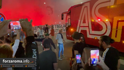 VIDEO – Roma-Napoli, delirio della Sud: striscione e fumogeni all’arrivo della squadra