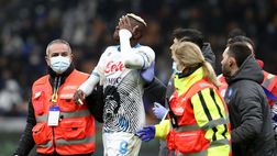 Osimhen rientrato a Napoli, domani l’operazione per le fratture a orbita e zigomo