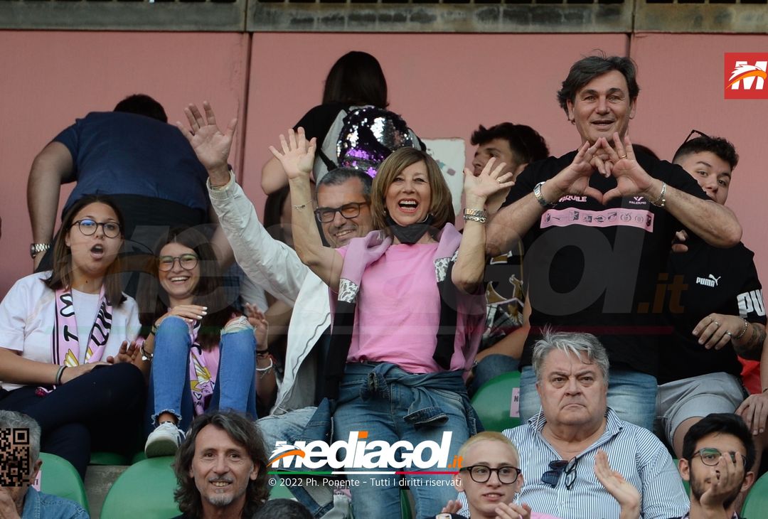 Fototifo, i tifosi allo stadio per Palermo-Feralpisaló 1-0 (gallery) - immagine 74