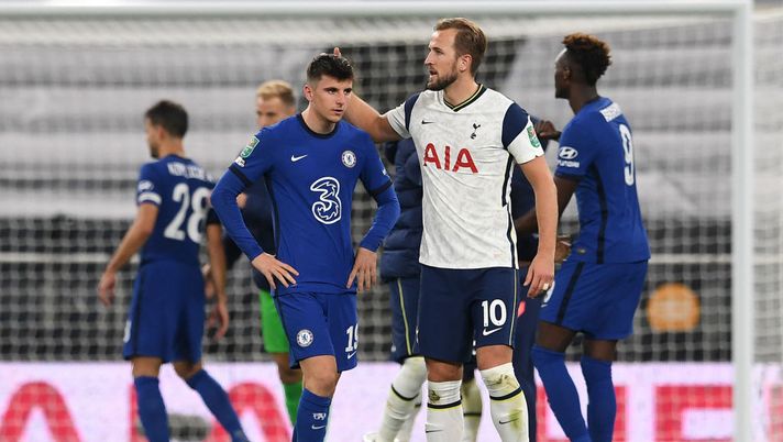 LONDON, ENGLAND - SEPTEMBER 29: Mason Mount of Chelsea is consoled by Harry Kane of Tottenham Hotspur following Mason Mount's penalty miss and Chelsea's defeat in the Carabao Cup fourth round match between Tottenham Hotspur and Chelsea at Tottenham Hotspur Stadium on September 29, 2020 in London, England. Football Stadiums around United Kingdom remain empty due to the Coronavirus Pandemic as Government social distancing laws prohibit fans inside venues resulting in fixtures being played behind closed doors. (Photo by Neil Hall - Pool/2020 Getty Images) LONDON, ENGLAND - SEPTEMBER 29: Mason Mount of Chelsea is consoled by Harry Kane of Tottenham Hotspur following Mason Mount's penalty miss and Chelsea's defeat in the Carabao Cup fourth round match between Tottenham Hotspur and Chelsea at Tottenham Hotspur Stadium on September 29, 2020 in London, England. Football Stadiums around United Kingdom remain empty due to the Coronavirus Pandemic as Government social distancing laws prohibit fans inside venues resulting in fixtures being played behind closed doors. (Photo by Neil Hall - Pool/2020 Getty Images)
