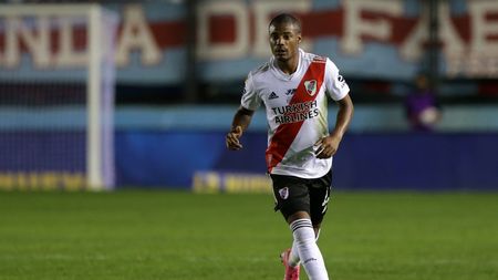 SARANDI, ARGENTINA - APRIL 03: Nicolas De La Cruz of River Plate plays the ball during a match between Arsenal and River Plate as part of Copa De La Liga Profesional 2021 at Julio Humberto Grondona Stadium on April 3, 2021 in Sarandi, Argentina. (Photo by Daniel Jayo/Getty Images) SARANDI, ARGENTINA - APRIL 03: Nicolas De La Cruz of River Plate plays the ball during a match between Arsenal and River Plate as part of Copa De La Liga Profesional 2021 at Julio Humberto Grondona Stadium on April 3, 2021 in Sarandi, Argentina. (Photo by Daniel Jayo/Getty Images)