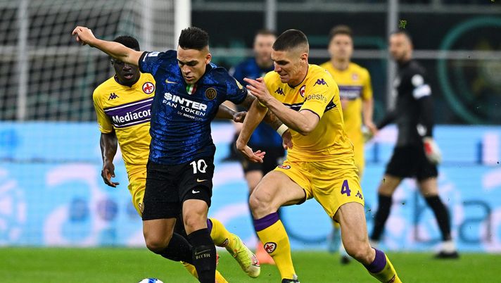 MILAN, ITALY - MARCH 19: Lautaro Martinez of FC Internazionale is challenged by Nikola Milenkovic of ACF Fiorentina during the Serie A match between FC Internazionale and ACF Fiorentina at Stadio Giuseppe Meazza on March 19, 2022 in Milan, Italy. (Photo by Mattia Ozbot - Inter/Inter via Getty Images) Inter, primo no per Milenkovic: Skriniar mette tutto in stand by - immagine 1